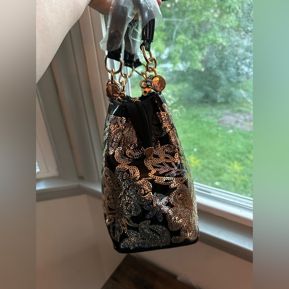 Beautiful NWOT black patent leather handbag with sequin flowers - Picture 13 of 13
